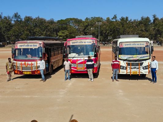 मुख्यमंत्री ग्रामीण बस योजना&ndash; द्वितीय चरण -जशपुर विधायक श्रीमती रायमुनी भगत ने हरी झंडी दिखाकर तीन नए रूट्स की बसों को किया रवाना