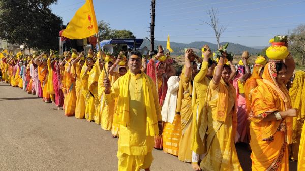 108 कुंडीय गायत्री महायज्ञ का भव्य शुभारंभ &ndash; बगीचा नगर में आस्था और उत्साह का दिखा अद्भुत संगम,2100 कलशों की शोभायात्रा से नगर में छाया आध्यात्मिक उत्साह