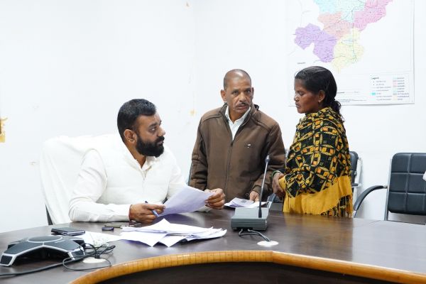 डिप्टी कलेक्टर श्री हरिओम द्विवेदी ने जनदर्शन में सुनी आमजन की समस्याएँ, समयबद्ध एवं पारदर्शी निराकरण के दिए निर्देश