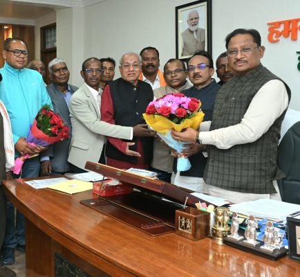 मुख्यमंत्री श्री साय से अखिल भारतीय राष्ट्रीय महासभा हल्बा हल्बी आदिवासी समाज के प्रतिनिधि मंडल के सदस्यों ने सौजन्य मुलाकात की,अमर शहीद गैंदसिंह जी के शहादत दिवस कार्यक्रम के लिए किया आमंत्रित