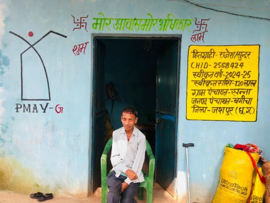 सुरक्षा, सम्मान और स्थायित्व: प्रधानमंत्री आवास योजना से संवरा दिव्यांग राजेश राम का जीवन