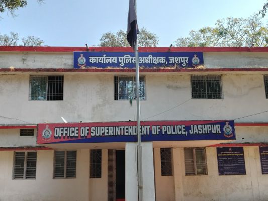 सख्ती, जागरूकता और सतत निगरानी का दिखा असर: जशपुर पुलिस के आक्रामक यातायात अभियानों से सड़क दुर्घटनाओं पर लगी लगाम, नियम तोड़ने वालों पर रिकॉर्ड कार्रवाई और जनसहभागिता से मौतों के आंकड़ों में आई उल्लेखनीय कमी