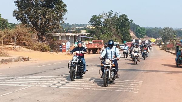 जशपुर में कलेक्टर रोहित व्यास और एसएसपी शशि मोहन सिंह के नेतृत्व में हेलमेट रैली आयोजित, 70 पुलिसकर्मी और नागरिकों ने सड़क सुरक्षा और यातायात नियमों के पालन के लिए किया गया जागरूकता अभियान