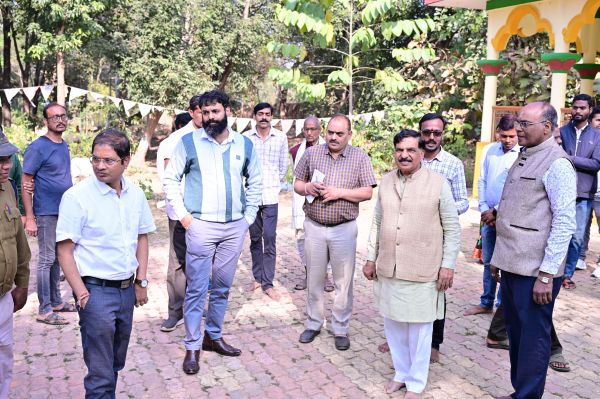 श्रद्धालुओं के लिए बेहतर सुविधा सुनिश्चित करने प्राचीन शिव मन्दिर किलकिलेश्वर धाम में कलेक्टर का औचक दौरा,निरीक्षण कर विकास कार्यों और श्रद्धालुओं की सुविधाओं को दी विशेष प्राथमिकता"