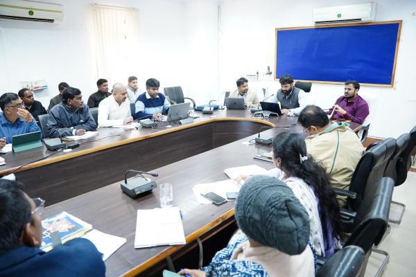 शिविरों में प्राप्त आवेदनों का त्वरित निराकरण करें सुनिश्चित: कलेक्टर श्री रोहित व्यास,कलेक्टर ने ग्राम पंचायतों में संचालित विकास योजनाओं की समीक्षा