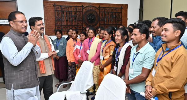 बस्तर अंचल का सर्वांगीण विकास सुनिश्चित करने के लिए सरकार प्रतिबद्ध : मुख्यमंत्री श्री विष्णु देव साय,मुख्यमंत्री श्री साय ने सुकमा जिले के पंचायत प्रतिनिधियों से की आत्मीय मुलाकात