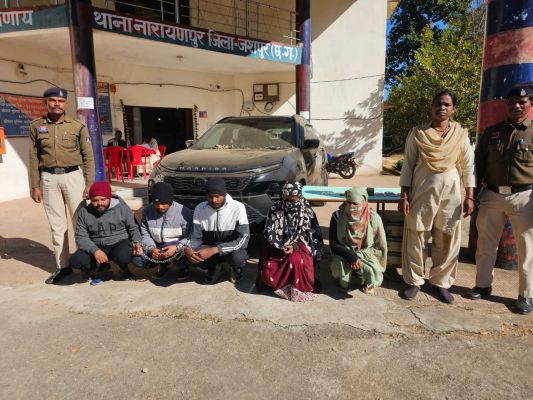 आईफोन के लालच में भतीजी बनी घर की चोर, 51 लाख की सनसनीखेज चोरी का जशपुर पुलिस ने किया पर्दाफाश,रांची के होटल से प्रेमी युगल गिरफ्तार, रायपुर में उड़ाए लाखों, उड़ीसा में बेचा सोना &mdash; पांच आरोपी सलाखों के पीछे