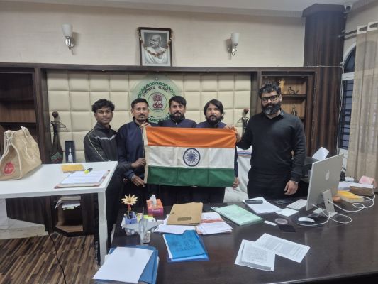 विश्वशांति, पर्यावरण संरक्षण और मानवता का संदेश लेकर जशपुर पहुँची विश्व पदयात्री टीम, कलेक्टर रोहित व्यास से की सौजन्य भेंट