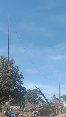 बांस-बल्लियों के सहारे बिजली आपूर्ति,शिकायतों के बाद भी दशकों से नहीं लगे पोल,क्या हादसे का इंतजार कर रहा विभाग?