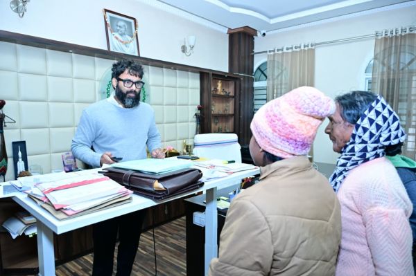 आम जनता से सीधा संवाद: जनदर्शन में कलेक्टर रोहित व्यास ने सुनीं समस्याएँ, अधिकारियों को जवाबदेही के साथ कार्य करने के दिए निर्देश