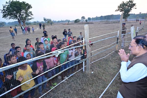 मुख्यमंत्री श्री साय ने बगिया में बालक आश्रम के बच्चों से की आत्मीय संवाद,बच्चों का हालचाल पूछा, पढ़ाई में आगे बढ़ने के लिए किया प्रोत्साहित