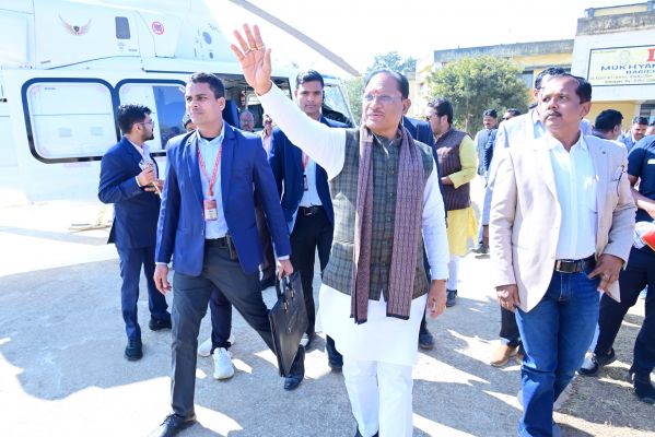 मुख्यमंत्री श्री विष्णुदेव साय बगीचा पहुंचे,हेलीपैड पर हुआ आत्मीय स्वागत