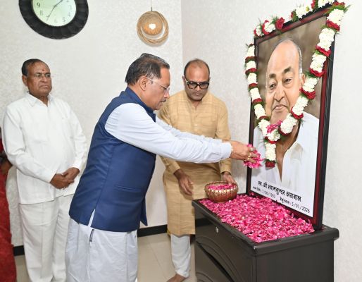 मुख्यमंत्री श्री विष्णु देव साय ने स्वर्गीय श्याम सुन्दर अग्रवाल को दी श्रद्धांजलि