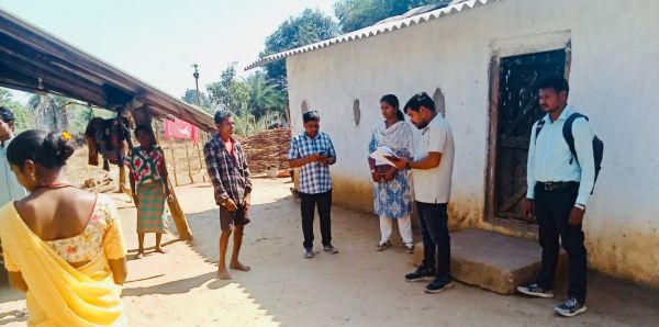 मुख्यमंत्री श्री विष्णुदेव साय के नेतृत्व में 'मिशन कनेक्ट' अभियान: सुकमा के गाँव-गाँव जाकर अधिकारियों ने सुनी समस्याएँ और मौके पर किया समाधान