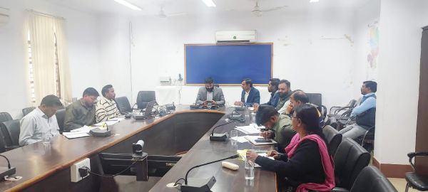 कलेक्टर श्री रोहित व्यास ने राजस्व विभाग की समीक्षा बैठक ली,राजस्व प्रकरणों का शत-प्रतिशत निराकरण समयसीमा में सुनिश्चित करने के दिए निर्देश