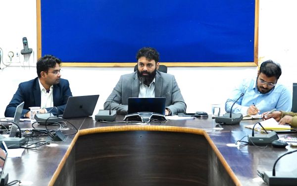 दूरस्थ क्षेत्रों में सतत् रूप से भ्रमण कर शासकीय योजनाओं का लाभ दिलाने सक्रिय रूप से करें कार्य : कलेक्टर श्री व्यास