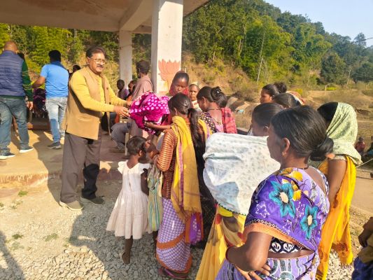 सामाजिक सरोकारों की जीवंत तस्वीर &mdash; कृष्ण कुमार राय ने कोरवा परिवारों को कंबल देकर निभाया सेवा का नैतिक दायित्व