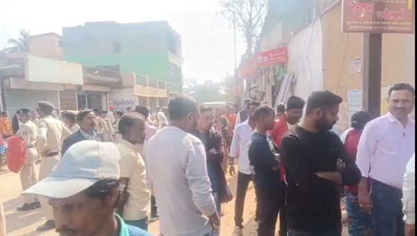 मेन रोड पर अतिक्रमण हटाया गया: सब्जी-मछली दुकानों से लग रहे जाम से आमजन को मिली राहत, कलेक्टर रोहित व्यास के निर्देश पर पुलिस और नगरपालिका की सख्त कार्रवाई