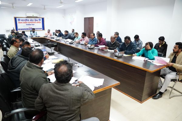 पात्र हितग्राहियों को ऋण प्रदाय करने में बरते उदारता, ताकि योजनाओं के लाभ से कोई ना हो वंचितः कलेक्टर श्री रोहित व्यास