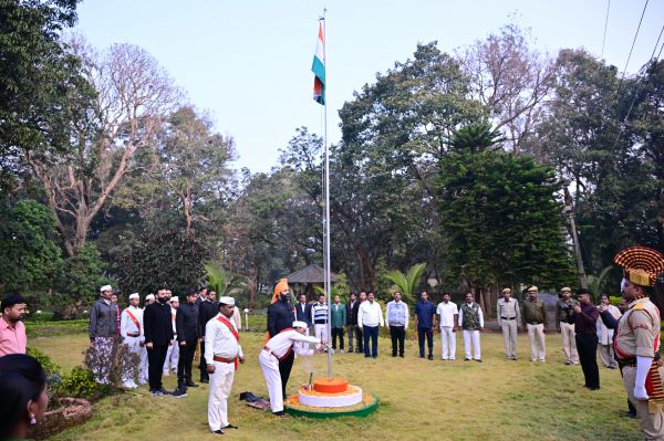 77वें गणतंत्र दिवस पर कलेक्टर श्री रोहित व्यास ने कलेक्टोरेट परिसर में फहराया तिरंगा झंडा