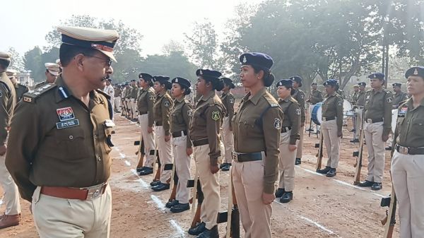 अनुशासन, संवेदनशील पुलिसिंग और कल्याण पर फोकस, डीआईजी एवं एसएसपी डॉ. लाल उमेद सिंह ने किया रक्षित केंद्र जशपुर का वार्षिक निरीक्षण