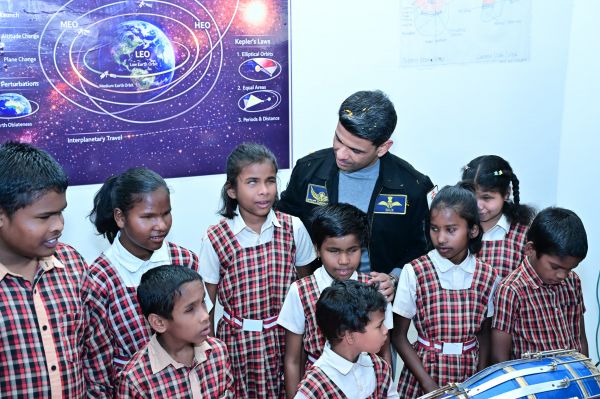 जशपुर के विद्यार्थियों को मिला अंतरिक्ष विज्ञान का लाइव अनुभव : अंतरिक्ष यात्री शुभांशु शुक्ला ने शुरू किया ग्राउंड स्टेशन, बच्चों में दिखा गजब का उत्साह