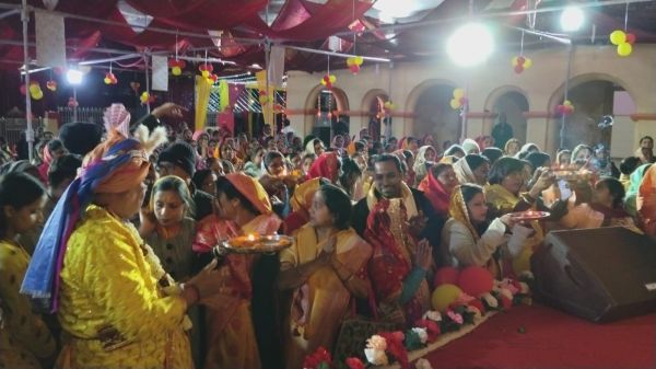 नंद के आनंद भयो&rdquo; के जयघोष से गूंजा श्रीहरि कीर्तन भवन, कृष्ण जन्म की दिव्य झांकी बनी आस्था का केंद्र,करुणा शंकर महाराज की अमृतवाणी से चौथे दिन श्रीकृष्ण जन्म प्रसंग ने बांधा श्रद्धालुओं का मन