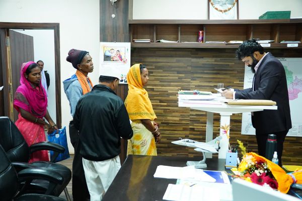 कलेक्टर श्री रोहित व्यास ने जनदर्शन में सुनी आमजन की समस्याएँ,आवेदनों के समयबद्ध, पारदर्शी एवं गुणवत्तापूर्ण निराकरण के दिए निर्देश