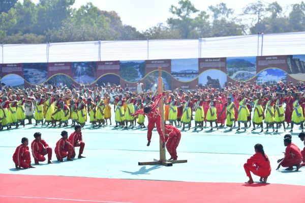 स्कूली बच्चों की प्रस्तुति से प्रभावित हुए केंद्रीय गृह मंत्री श्री शाह , ताली बजाकर बढ़ाया उत्साह -&nbsp;ऐसा जादू है मेरे बस्तर में&rsquo; गीत पर बच्चों की प्रस्तुति ने बांधा समा