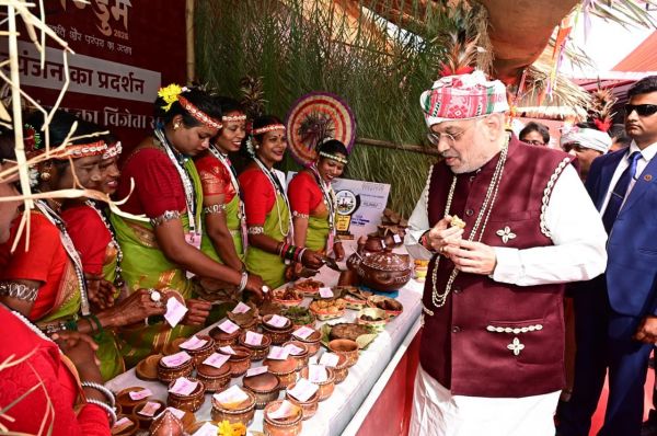 अमित शाह ने देखा बस्तर की जनजातीय विरासत का वैभव, विजेता दलों से मिलकर बढ़ाया उत्साह - बस्तर पंडुम में दिखी आदिवासी जीवन की झलक, प्रदर्शनी देखकर मंत्रमुग्ध हुए केंद्रीय गृहमंत्री