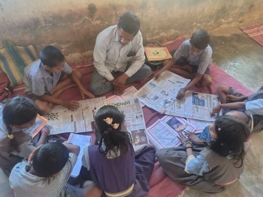 मोबाइल स्क्रीन टाइम के दौर में शिक्षा का अभिनव प्रयोग: पीपरडांड स्कूल में दैनिक दिनचर्या में शामिल हुआ अखबार वाचन, परीक्षा नहीं ज्ञान बनेगा प्राथमिकता