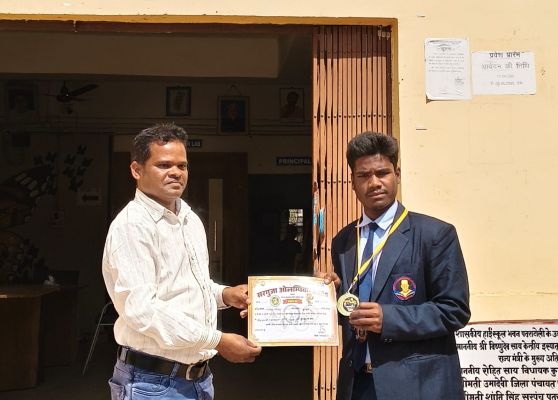 मेहनत, लगन और जुनून का शानदार प्रदर्शन &mdash; सेजेस पतराटोली के छात्र रूपेश चौहान ने सरगुजा ओलंपिक में 400 मीटर दौड़ में प्रथम स्थान हासिल कर रचा नया इतिहास