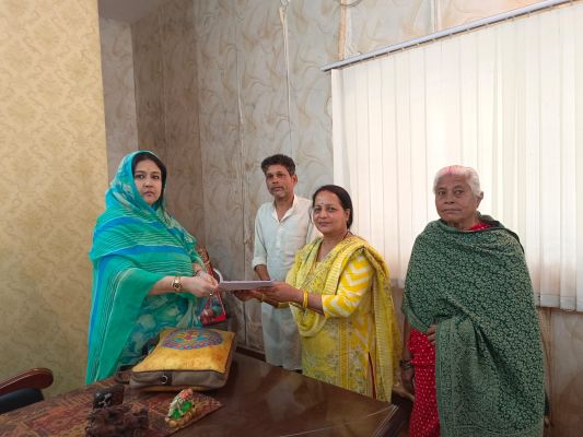 शहर के कई वार्डों में आंगनबाड़ी केंद्र जर्जर भवनों में संचालित, कहीं भवन ही नहीं &mdash; छोटे बच्चों और कार्यकर्ताओं को हो रही भारी परेशानी, स्थानीय जनप्रतिनिधियों ने राज्य महिला आयोग की सदस्य प्रियवंदा सिंह जूदेव को सौंपा ज्ञापन और की त्वरित कार्रवाई की मांग