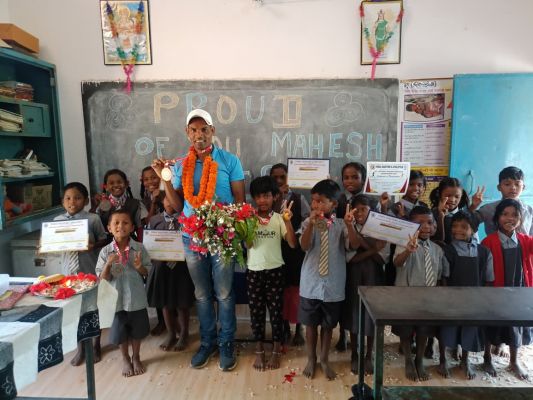 जबलपुर की राष्ट्रीय धरा पर कुनकुरी के शिक्षक बने चैंपियन : महेश तिर्की ने 40+ आयु वर्ग में 4 रजत और 1 कांस्य जीतकर रचा इतिहास, विद्यालय पहुंचते ही बच्चों ने आरती-तिलक कर किया भव्य स्वागत, पूरे जशपुर और छत्तीसगढ़ का बढ़ाया मान&rdquo;