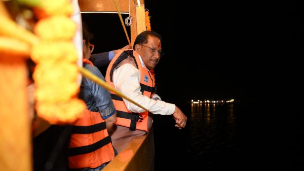 मुख्यमंत्री ने झुमका जलाशय में बोटिंग और वाटर स्पोर्ट &nbsp;सुविधाओं का किया अवलोकन, ओपन थिएटर का किया लोकार्पण