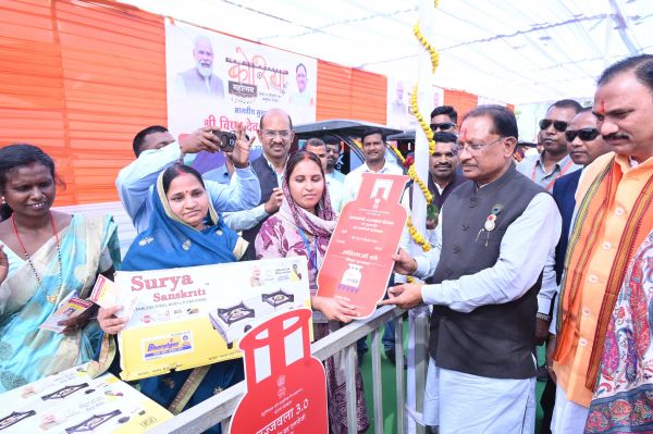 उज्ज्वला गैस, पिंक ई-रिक्शा और गार्बेज रिक्शा वितरण से आत्मनिर्भरता को मिला नया संबल,मुख्यमंत्री ने हितग्राहीमूलक सामग्रियों का किया वितरण