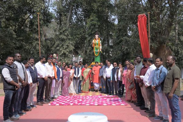 जशपुर विधायक श्रीमती रायमुनि भगत ने कलेक्टोरेट परिसर में छत्तीसगढ़ महतारी प्रतिमा का किया अनावरण&nbsp;