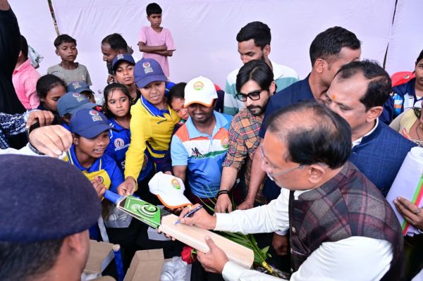 जन्मदिवस पर बेटियों को प्रोत्साहन का अनमोल उपहार : विष्णु देव साय ने इचकेला बालिका क्रिकेट टीम को भेंट की 15 क्रिकेट किट, कहा &ndash; खेलो, आगे बढ़ो और प्रदेश-देश का नाम रोशन करो