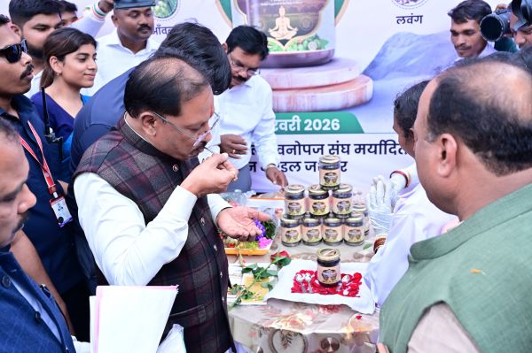 आयुर्वेद की समृद्ध परंपरा को आधुनिक विज्ञान से जोड़ने की ऐतिहासिक पहल &mdash; मुख्यमंत्री श्री विष्णुदेव साय ने बगिया से &lsquo;आरोग्य अमृत अवलेह&rsquo; का भव्य शुभारंभ कर स्वास्थ्य आत्मनिर्भरता की दिशा में बढ़ाया सशक्त कदम