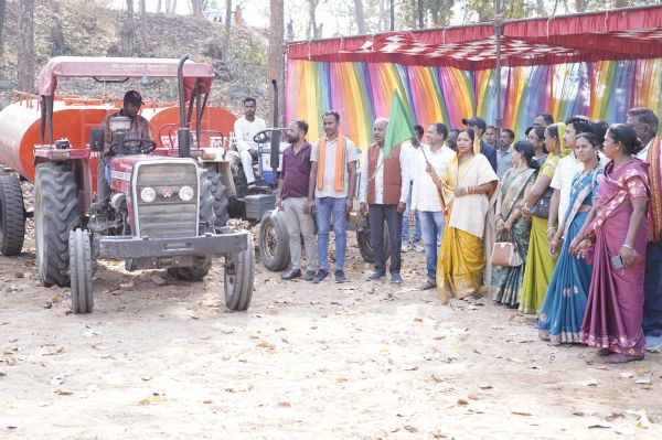 फरसाबहार में जनसेवा का विस्तार:मुख्यमंत्री श्री विष्णुदेव साय ने पूरा किया वादा सामुदायिक भवन, कीर्तन मंडप और खेल मैदान के जीर्णोद्धार का श्रीमती कौशल्या साय ने किया भूमिपूजन,12 पानी टैंकरों को भी दिखाई हरी झंडी,