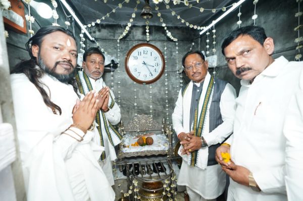 बाबा गुरू घासीदास जी के बताए मार्ग पर काम कर रही हमारी सरकार - मुख्यमंत्री श्री साय,सीएम गिरौदपुरी में संत समागम एवं गुरुदर्शन मेले में &nbsp;हुए शामिल