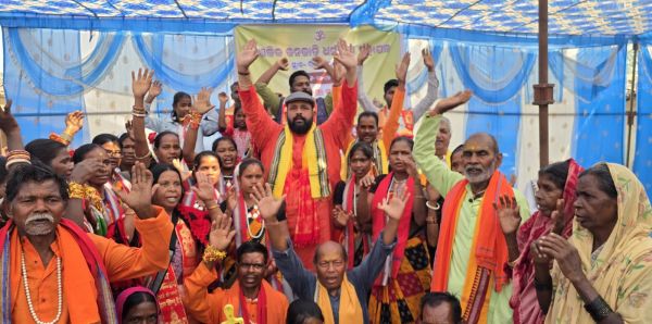 ओडिसा के सुंदरगढ़ में धर्मरक्षा का महासंकल्प: 210 जनजातीय परिवारों को प्रबल प्रताप ने सनातन धर्म में कराई घरवापसी, वैदिक अनुष्ठान के बीच गूंजा सांस्कृतिक स्वाभिमान का जयघोष