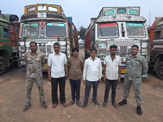 &ldquo;ऑपरेशन प्रहार&rdquo; :&nbsp; पुलिस की ऐतिहासिक कार्रवाई में 4 ट्रकों से 80 टन अवैध कबाड़ जब्त, 82 लाख की संपत्ति सीज &mdash; संगठित कबाड़ माफिया पर कसा शिकंजा