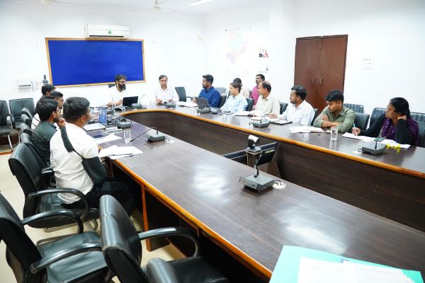 कलेक्टर श्री रोहित व्यास ने राजस्व विभाग की समीक्षा बैठक ली,राजस्व प्रकरणों का शत-प्रतिशत निराकरण समयसीमा में सुनिश्चित करने के दिए निर्देश