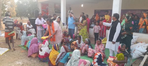 मंदिर प्रांगण में गूंजा &ldquo;मातृ देवो भव, पितृ देवो भव&rdquo;: कस्तूरा में मातृ-पितृ पूजन कार्यक्रम में उमड़ी आस्था की भीड़, बच्चों ने किया माता-पिता व मुख्य अतिथि दंपत्ति का सम्मान