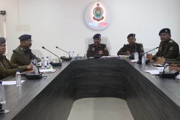 जशपुर पुलिस की सख्त चेतावनी &ndash; &ldquo;होली में हुड़दंग किया तो सीधा होगा एक्शन&rdquo;, डीआईजी डॉ. लाल उमेद सिंह ने अपराध समीक्षा बैठक में दिए कड़े निर्देश