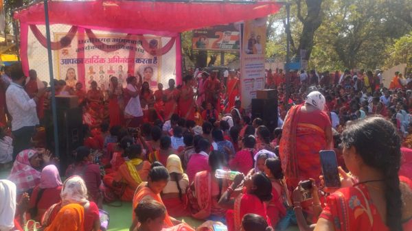 तीन सूत्रीय मांगों पर आर-पार की लड़ाई&rdquo; &mdash; हजारों आंगनबाड़ी कार्यकर्ता-सहायिकाओं ने खोला मोर्चा, कई केंद्रों में जड़ा ताला, रणजीता स्टेडियम बना आंदोलन का गढ़