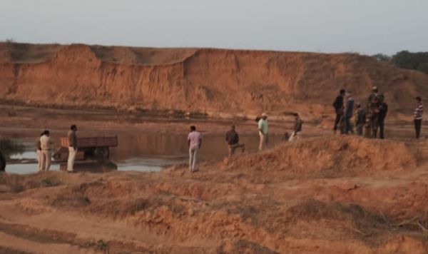 ईब नदी में अवैध उत्खनन पर बड़ा एक्शन : भुड़केला से फरसाबहार तक छापामार कार्रवाई, वाहन जप्त, अमय कन्स्ट्रक्शन से भारी मात्रा में रेत जब्त, प्रशासन ने रेत माफियाओं को दी चेतावनी