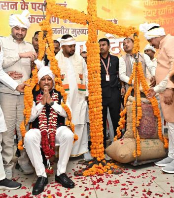 अन्नदाताओं के चेहरे पर मुस्कान, होली से पहले खातों में बरसेंगे 10 हजार करोड़! मुख्यमंत्री श्री साय के ऐतिहासिक फैसले से किसानों में उत्सव का माहौल-धान से तौले गए मुख्यमंत्री, किसानों ने जताया आभार&mdash;कल बिलासपुर से होगा अंतर राशि का अंतरण&rdquo;