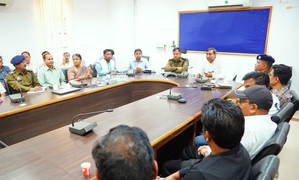 रंगों की उमंग और इबादत की रौनक के बीच जशपुर में शांति का संकल्प &mdash; होलिका दहन, होली और ईद-उल-फितर को सौहार्दपूर्ण बनाने प्रशासन-पुलिस की संयुक्त रणनीति,जनप्रतिनिधि, व्यापारी और नागरिकों ने लिया भाईचारे से पर्व मनाने का संकल्प,
